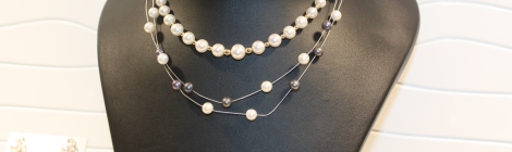 2 necklaces, 18 carat white gold, fresh water pearl and 18 carat yellow gold, fresh water pearl